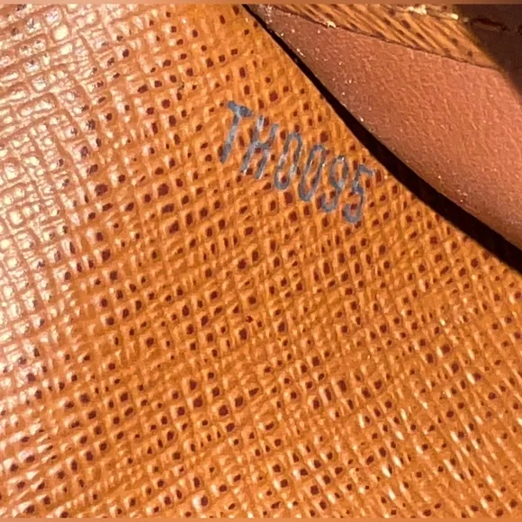 ✅AUTHENTIC TRIFOLD INTERNATIONAL WALLET LOUIS VUITTON - Picture 9 of 13